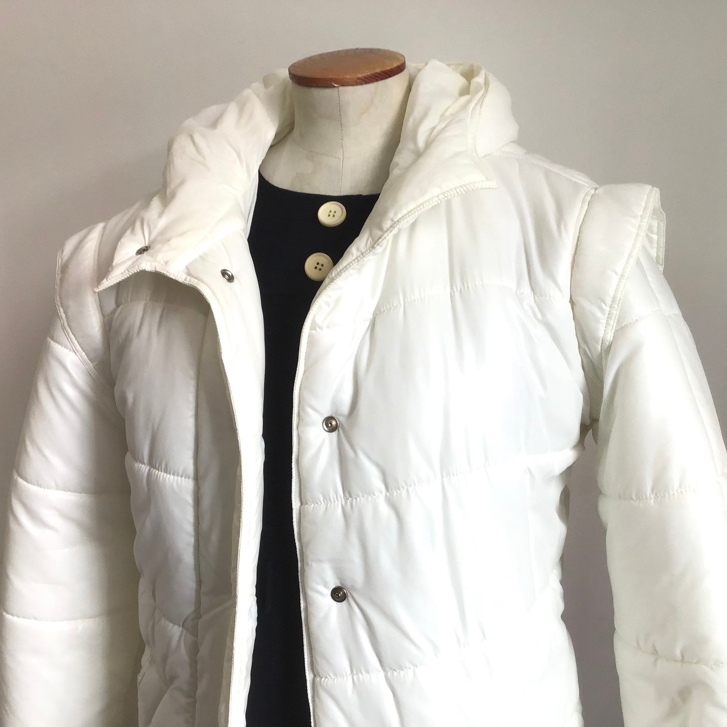 ダウンジャケット・コート COURREGES DOWN JACKET WITH LOGO COURREGÈS Down Jacket with Logo – LOZURI®