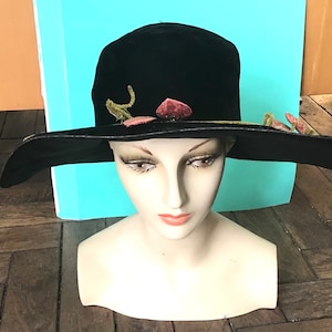 Hat 1915-1920 Velvet hat with tendril of leaves Gr.57