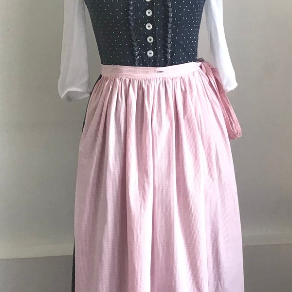 Dirndlkleid lang mit Bluse und Schürze