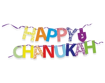 Könnte beinhalten: Ein farbenfrohes Banner mit den Worten "HAPPY CHANUKAH" in verschiedenen Mustern und Farben. Das Banner enthält einen Dreidel und ist an einem lila Band befestigt, ideal für Chanukka-Feiern.