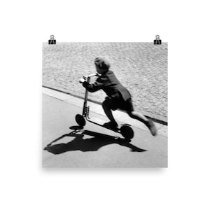 Vintage Foto Kind auf einem Roller 1930s Schwarzweiß-Foto-Druck in Museumsqualität