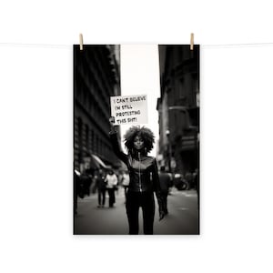 Fotografia de protesto de uma linda mulher negra pelos direitos das mulheres, estilo Vogue, em preto e branco e com qualidade de museu. Impressão de qualidade museológica.