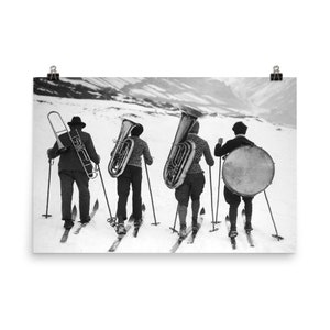 Fotografia vintage, banda musical em esqui, impressão em papel fosco com qualidade de museu, em preto e branco