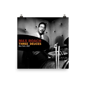 Può includere: Foto in bianco e nero di Max Roach che suona la batteria. Il testo "MAX ROACH THREE DEUCES New York, 1947" è stampato sul poster.