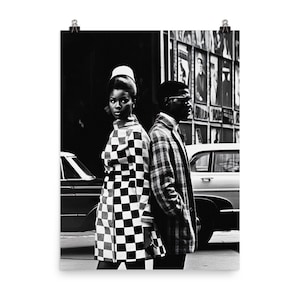 Hermosa pareja negra, fotografía de moda de los años 60, foto de Vogue, impresión en blanco y negro con calidad de museo.