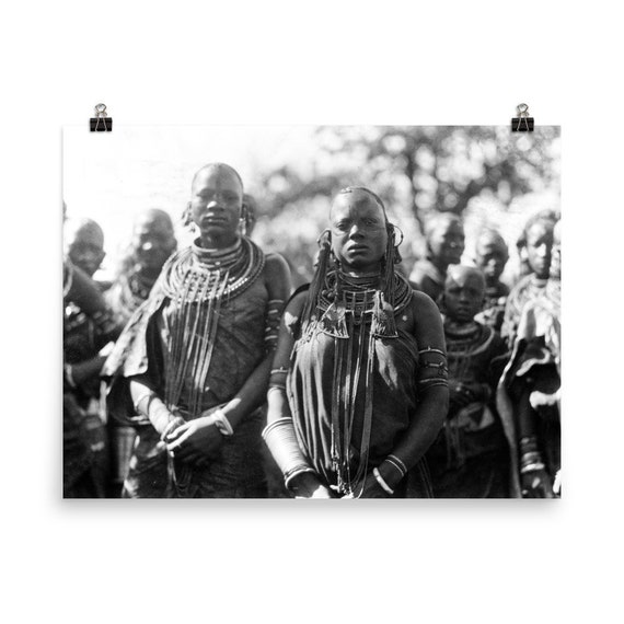 アフリカのマサイ族の戦士の女性 1900 年代の白黒ヴィンテージ写真