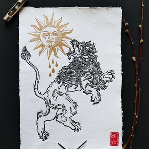 Linogravure impression papier coton Lion mangeant le soleil Alchimie | Lion eating the sun linocut Hand printed gold&black ink wall decor