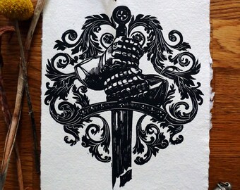 Linogravure &#39;The Glorious Hand&#39; impression sur papier coton fait main épée médiévale ornements| Art print linocut wall decor hand printed