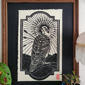 Original handgeschnitzter Falke Linoldruck | Mittelalterliche Sonnensymbol-Kunst, schwarz-weiße Wanddekoration