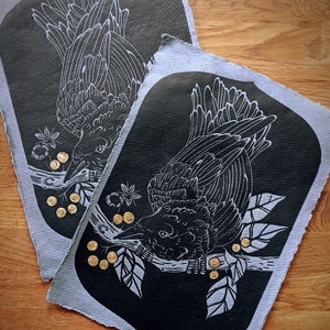 Impression linogravure oiseau : baies feuille d'or, art du papier de coton fait main