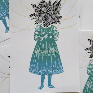 Linograbado surrealista de mujer medieval / Cabeza de pájaro