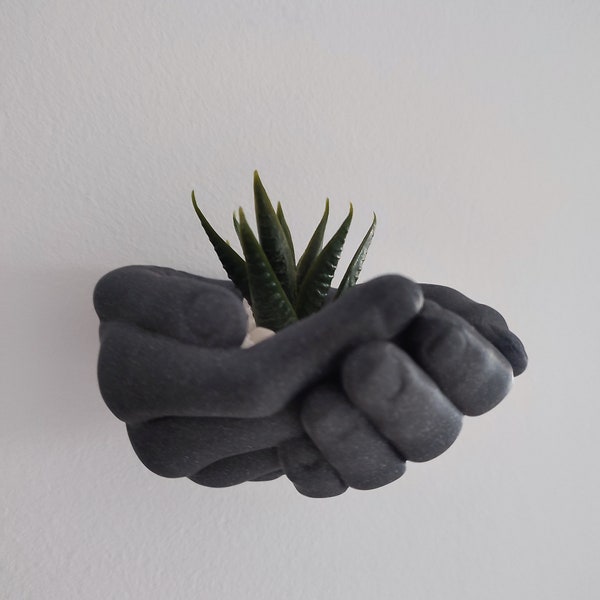 Menschliche Hände hängender Blumentopf, dekorativer Organizer-Pflanzgefäß für Innen- und Außenpflanzen