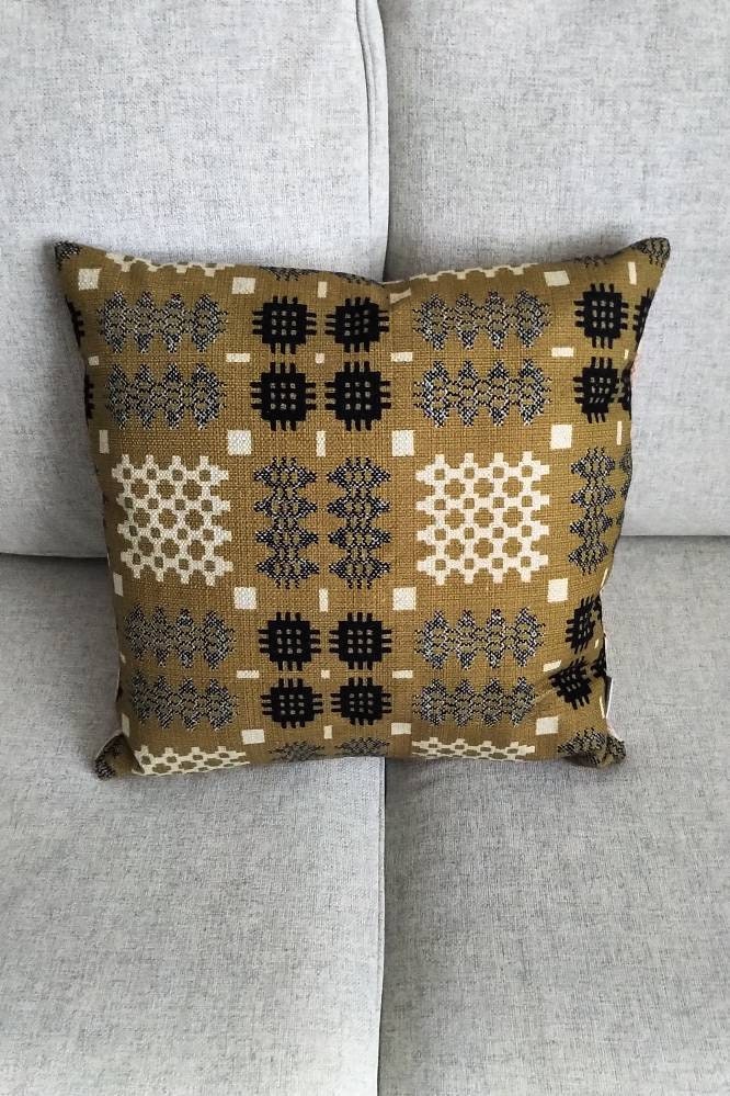 B m throws inoltre and cushions