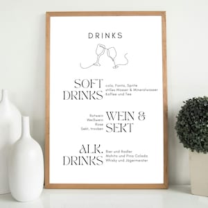 Puede incluir: Un marco de madera con una impresión minimalista. La palabra "DRINKS" está en la parte superior, seguida de "SOFT DRINKS", "WEIN & SERT" y "ALK. DRINKS" con opciones de bebidas. Dos jarrones blancos y una planta en maceta están en primer plano.