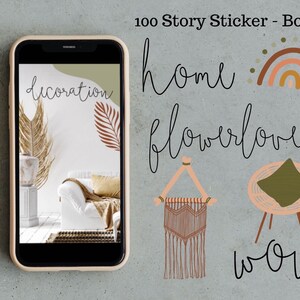 Puede incluir: 100 Story Sticker - Boho. Un conjunto de pegatinas digitales que incluyen un arcoíris, un tapiz de macramé para colgar en la pared, una mesa pequeña con un cojín y las palabras "home", "flowerlove" y "wow".
