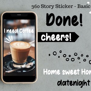 Könnte beinhalten: Ein Smartphone, auf dem ein Foto eines Latte mit dem Text "I need Coffee" auf dem Bildschirm zu sehen ist. Das Telefon befindet sich auf einem grauen Hintergrund mit dem Text "Done!" "cheers!" "Home sweet Home" und "datenight" in Schwarz.