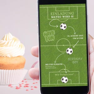 Digitale uitnodiging voor kinderfeestjes: voetbal | Digitaal personaliseerbaar, mobiele telefoonkaart om te downloaden, bal, doel, voetbalveld, speelveld
