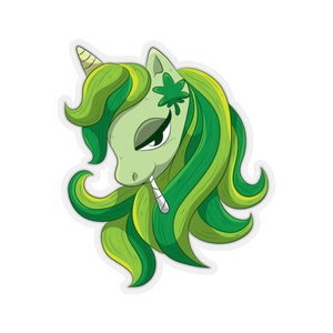 Könnte beinhalten: Grünes Einhorn mit einem grünen Kleeblatt auf der Stirn und einem grünen und weißen Joint im Maul. Das Einhorn hat eine lange grüne Mähne und einen grünen Schwanz.