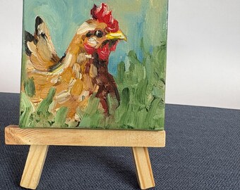 Miniatura al óleo de una gallina en la hierba, pieza de arte única pintada a mano que incluye caballete.