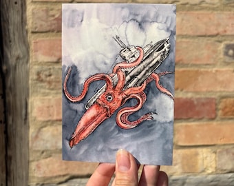 Tarjeta postal con diseño de calamar y submarino, tamaño A6, con pintura en acuarela.