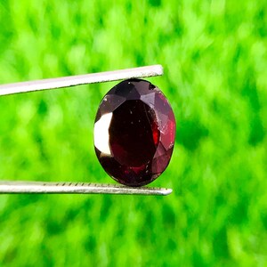 6.95 Carat Natural Rhodolite Garnet: Oval Faceted Loose Gemstone (13x10x6mm)