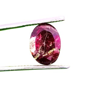 4.15 Carat Natural Rhodolite Garnet: Oval Cut Jewelry Gemstone (12x8x5mm)
