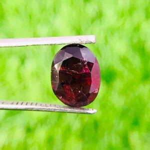 4.00 Carat Natural Rhodolite Garnet: Oval Faceted Loose Gemstone (12x8x5mm)