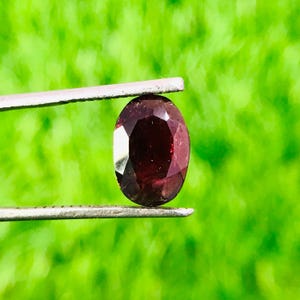 3.10 Carat Natural Rhodolite Garnet: Oval Faceted Loose Gemstone (10x7x5mm)