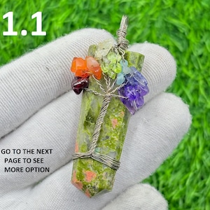 Może przedstawiać: Zielony i pomarańczowy wisiorek z kamienia ze srebrnym wzorem drzewa z drutu i kolorowymi akcentami z kamieni szlachetnych. Wisiorek ma prostokątny kształt i jest trzymany przez dłoń w rękawicy. Tekst na zdjęciu brzmi "1.1" i "GO TO THE NEXT PAGE TO SEE MORE OPTION".