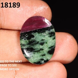 Op de afbeelding: Ovale edelsteen, vastgehouden in een hand, met een bordeauxrode bovenkant en een groen en zwart gespikkelde basis. De tekst "18189" staat in de linkerbovenhoek. De tekst "GO TO THE NEXT PAGE TO SEE MORE OPTION" staat onderaan.