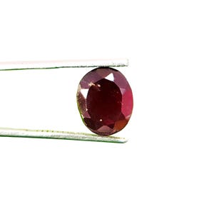 4.15 Carat Natural Rhodolite Garnet: Oval Cut Jewelry Gemstone (10x9x5mm)