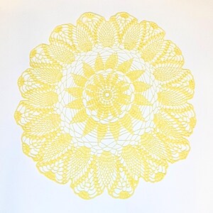 Gul virkad duk, handgjord bomullsservett i spets, vintage heminredning (45 cm) bild 2