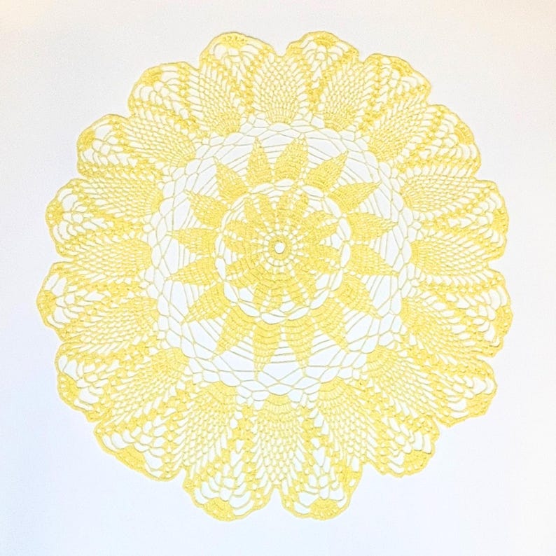 Gul virkad duk, handgjord bomullsservett i spets, vintage heminredning (45 cm) bild 2