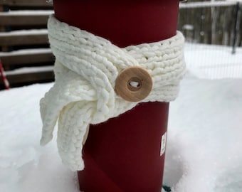 Handstickad kaffekopp, mysig halsduk med knapp