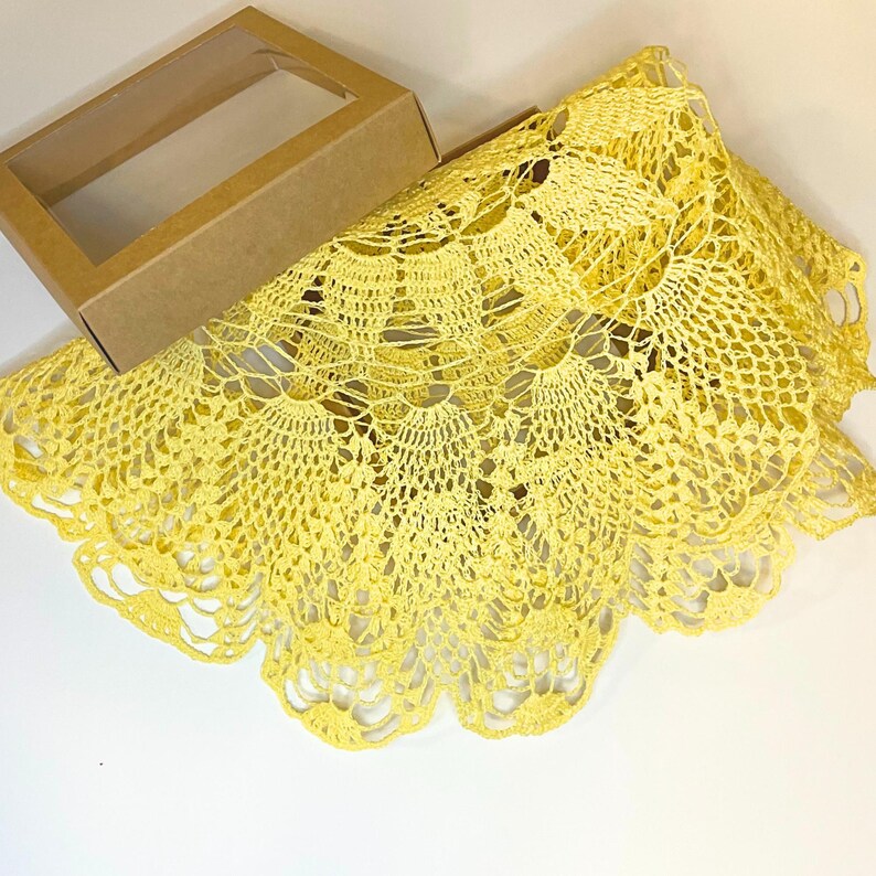 Gul virkad duk, handgjord bomullsservett i spets, vintage heminredning (45 cm) bild 3