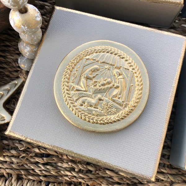 Arte en lienzo de intaglio de la Natividad: pesebre esmaltado en oro