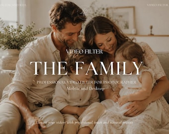 Peut inclure: Un produit numérique pour un filtre vidéo intitulé THE FAMILY, présentant un filtre vidéo professionnel pour photographe mobile et ordinateur. L'image montre une famille de quatre personnes en vêtements neutres avec le texte superposé.