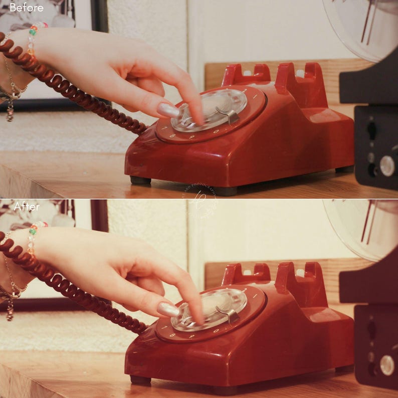 Puede incluir: Un tel&eacute;fono rojo vintage con dial giratorio y dial transparente. El tel&eacute;fono est&aacute; sobre una superficie de madera. La imagen muestra el tel&eacute;fono en uso.