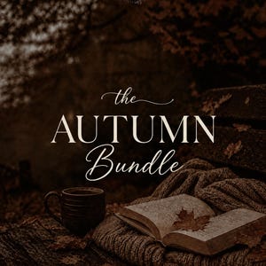 Peut inclure: Une publicité pour un produit numérique intitulée THE AUTUMN Bundle avec une tasse marron foncé, un livre ouvert avec une feuille d'érable sur les pages et un tissu tricoté. Le texte indique LIGHTROOM PRESETS FOR PROFESSIONALS et Elevate your photos.