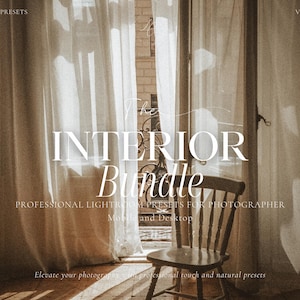 以下が含まれることがあります： 白いカーテンと木製の椅子のある部屋の写真。画像の中央に「The Interior Bundle」というテキストがあります。タイトルの下に「Professional Lightroom Presets for Photographer Mobile and Desktop」というテキストがあります。画像の下部に「Elevate your photography with a professional touch and natural presets」というテキストがあります。