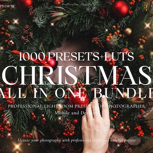 以下が含まれることがあります： 赤い実とオーナメントが付いたクリスマスリース。背景は茶色で、"1000 PRESETS+LUTS CHRISTMAS ALL IN ONE BUNDLE"と"PROFESSIONAL LIGHTROOM PRESETS FOR PHOTOGRAPHER Mobile and Desktop"の文字が書かれている。