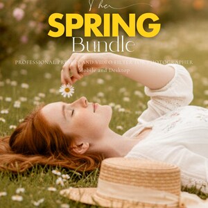 Op de afbeelding: Afbeelding voor 'The Spring Bundle' met een roodharige vrouw in een bloemenveld. De titel is geel gemarkeerd, met de tekst 'Professionele Presets en Video Filter voor Fotografen, Mobiel en Desktop'. Een strohoed is zichtbaar.