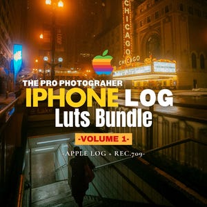 Pode incluir: Um anúncio de produto digital intitulado THE PRO PHOTOGRAHER IPHONE LOG LUTS BUNDLE -VOLUME 1- APPLE LOG + REC.709. A imagem mostra uma cena noturna de uma rua de Chicago com uma pessoa descendo as escadas do metrô sob postes de luz.