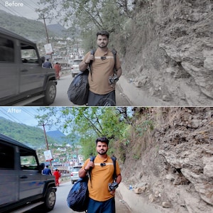 Puede incluir: Un hombre con una camisa color mostaza con una raya blanca en el hombro, llevando una mochila y una c&aacute;mara. El fondo muestra una carretera, un coche y un paisaje monta&ntilde;oso.
