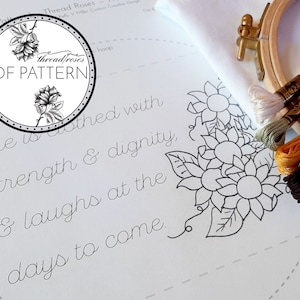 Może przedstawiać: Wzór do haftu w czerni i bieli przedstawiający bukiet słoneczników z tekstem "She is clothed with strength & dignity, & laughs at the days to come."