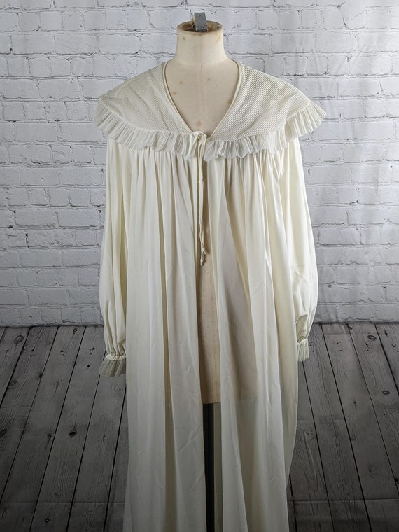 1940s Dramatic White Dressing Gown