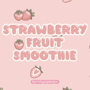 Pu&ograve; includere: Sfondo rosa con il testo "Strawberry Fruit Smoothie" in lettere bianche con contorni rosa. Il testo &egrave; circondato da immagini di fragole in stile cartone animato.