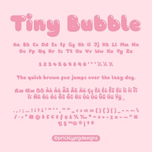 Pu&ograve; includere: Un design di font rosa e bianco chiamato "Tiny Bubble" con uno stile di font a forma di bolla. L'alfabeto, i numeri, la punteggiatura e una frase di esempio sono mostrati nel font.