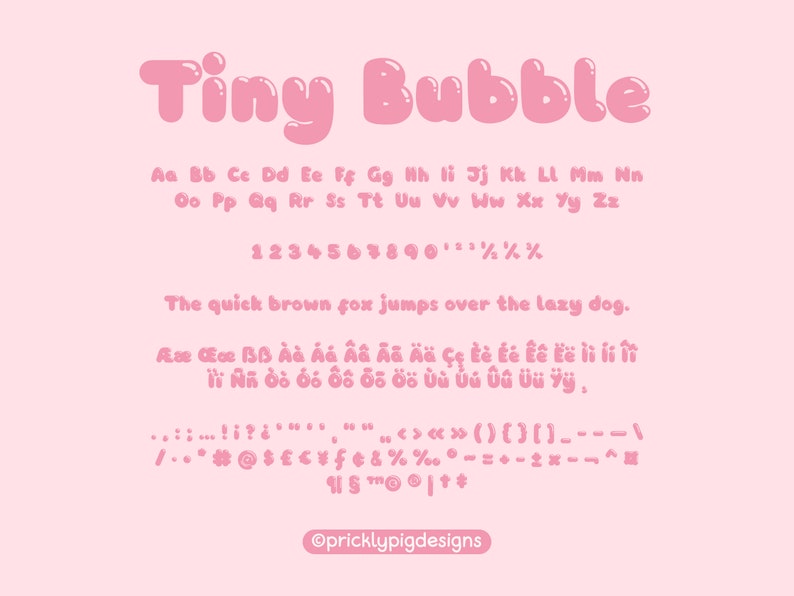 Pu&ograve; includere: Un design di font rosa e bianco chiamato "Tiny Bubble" con uno stile di font a forma di bolla. L'alfabeto, i numeri, la punteggiatura e una frase di esempio sono mostrati nel font.