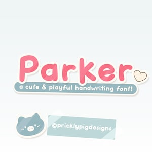 Könnte beinhalten: Logo für die Schriftart "Parker" in einem verspielten, handschriftlichen Stil. Das Wort "Parker" ist rosa mit weißem Rand, auf einem hellblauen Banner. Ein Herz-Symbol befindet sich neben dem Namen. Eine Schweine-Illustration und der Text "@pricklypigdesigns" sind ebenfalls vorhanden.